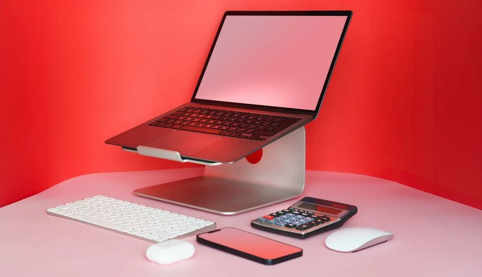Elegantné pracovné prostredie s notebookom a monitormi, na ktorých je zobrazený dizajnérsky softvér.